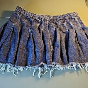 Zara Pleated Denim Frayed Hem Skirt.‎ Size XS. Rear Zipper.